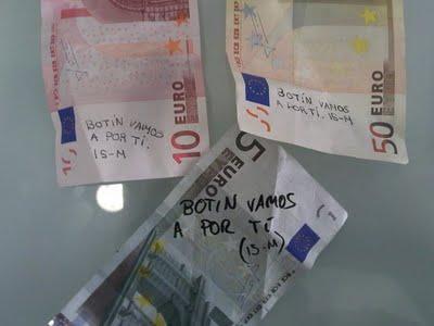 Fotos y carteles curiosos de las “acampadas”.