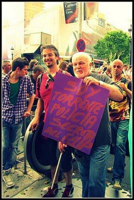 Fotos y carteles curiosos de las “acampadas”.