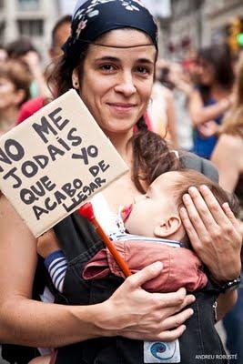 Fotos y carteles curiosos de las “acampadas”.