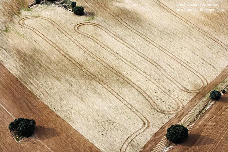 Fotografía tomada desde ultraligero volando por encima de tierras de labranza en Villanueva del Pardillo, Madrid