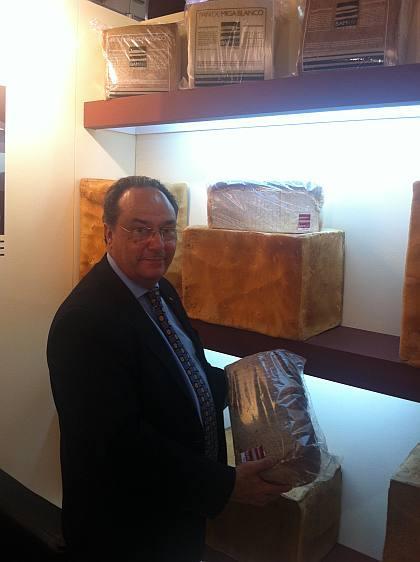 FITHEP2011_0759 El Sr. José R. Ferré, Presidente de Ferré & Consulting Group “Consulting Alliance Holding” observando los panes especiales de pan de molde elaborados en Argentina.