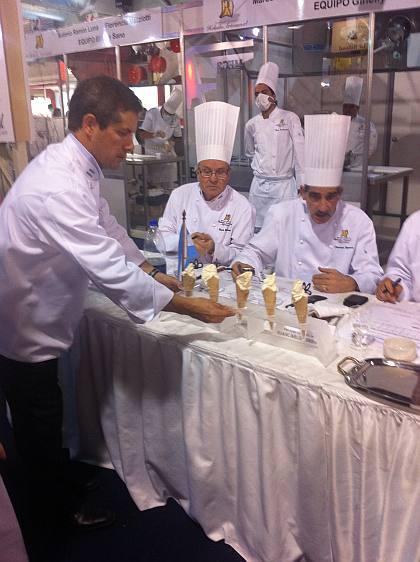 FITHEP2011_0743 Momento en que se presenta una de las elaboraciones al Jurado del Concurso de Helados, organizado por la Asociación de Fabricantes Artesanales de Helados y Afines (AFADHYA).