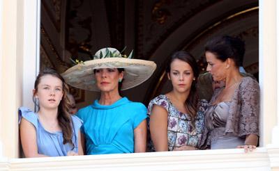 Charlene Wittstock, de azul en su boda civil. Carolina, Carlota y Alexandra de Hannover eligen el mismo color
