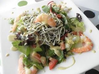 Ensalada de gulas con langostinos y bacon crujiente a la mostaza