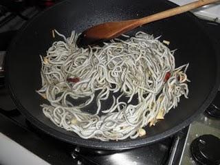 Ensalada de gulas con langostinos y bacon crujiente a la mostaza