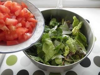 Ensalada de gulas con langostinos y bacon crujiente a la mostaza