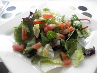 Ensalada de gulas con langostinos y bacon crujiente a la mostaza