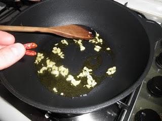Ensalada de gulas con langostinos y bacon crujiente a la mostaza
