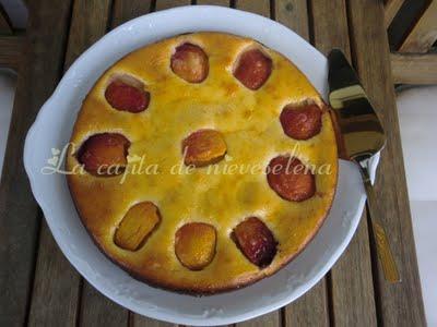 Bizcoqueso con melocotones