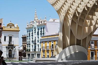 La Modernidad y la Historia; una sacralizada plaza y un mercado afrancesado, ahora un diseño innovador.