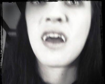 Asia Argento y sus flamantes dientes para 