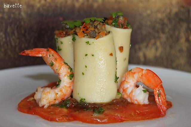 Paccheri relleno de verduras con confitura de cebolla y langostino