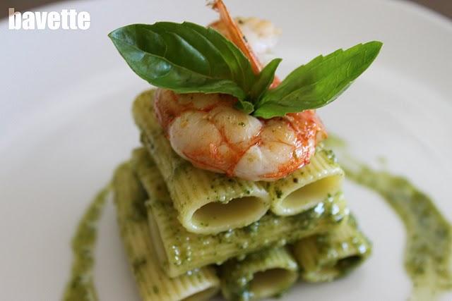 Rigatoni al pesto y gambas