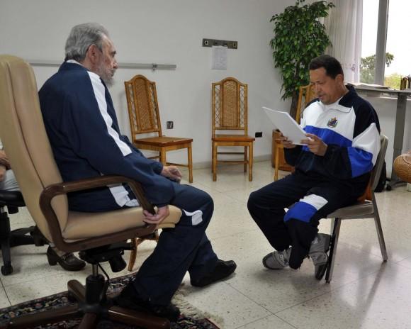 Fidel Castro y Hugo Chávez conversan en La Habana, Cuba, el 3 de julio de 2011. Foto: Estudios Revolución