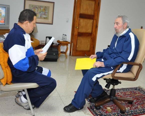 Fidel Castro y Hugo Chávez conversan en La Habana, Cuba, el 3 de julio de 2011. Foto: Estudios Revolución