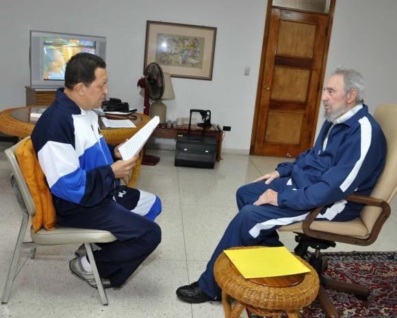 Fidel Castro y Hugo Chávez conversan en La Habana, Cuba, el 3 de julio de 2011. Foto: Estudios Revolución