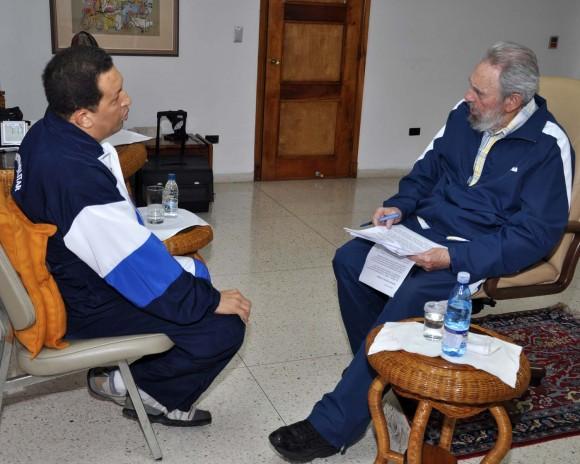 Fidel Castro y Hugo Chávez conversan en La Habana, Cuba, el 3 de julio de 2011. Foto: Estudios Revolución