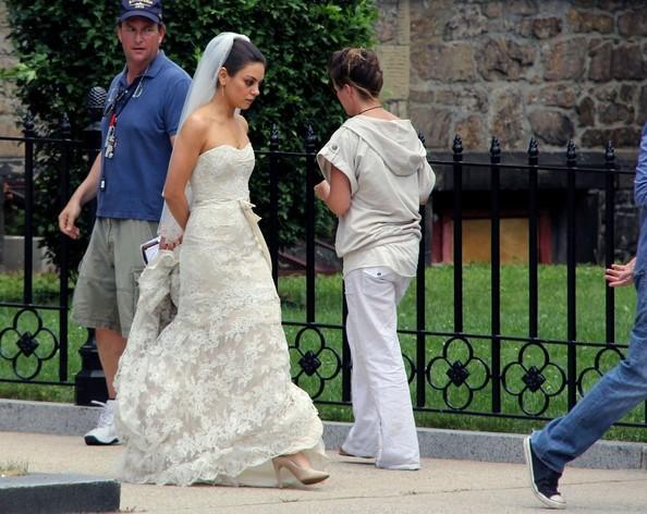 Mila Kunis y Mark Wahlberg en el set de Ted