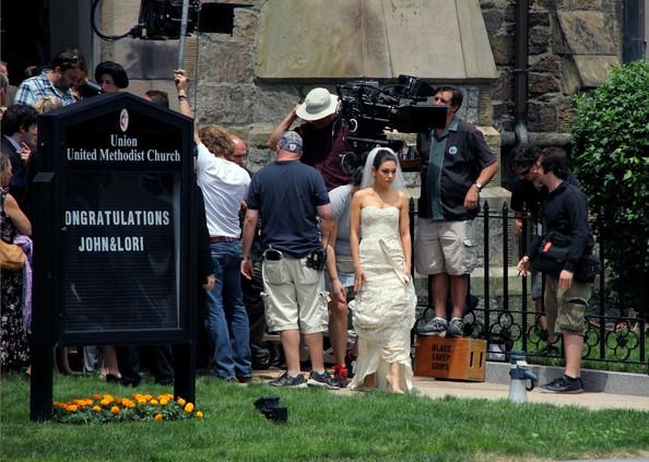 Mila Kunis y Mark Wahlberg en el set de Ted