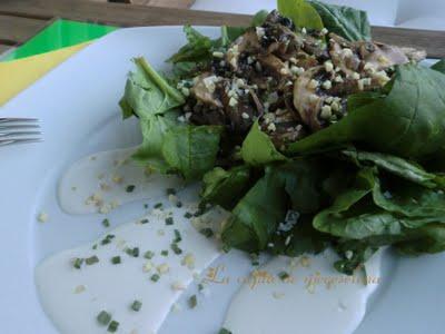 Ensalada templada de espinacas y champiñones sobre crema de queso azul