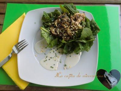 Ensalada templada de espinacas y champiñones sobre crema de queso azul