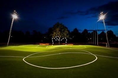 Un campo de fútbol ondulado