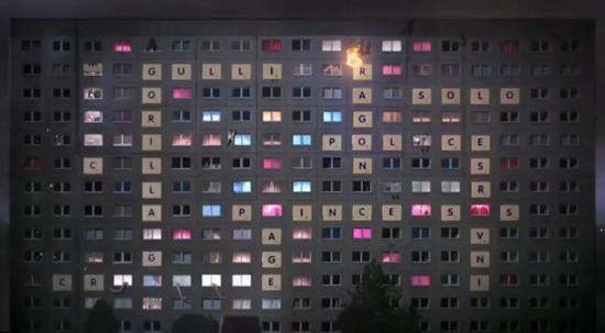 Jugando a Scrabble a lo grande en la fachada de un edificio