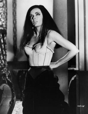 La muerte es un estado transitorio: “Amanti d’oltretomba”. Barbara Steele duplicada para una summa del gótico italiano.