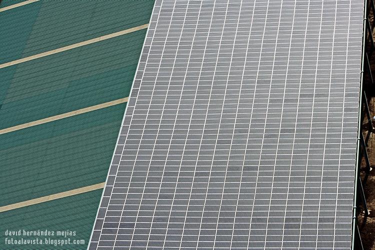 Fotografía tomada desde ultraligero volando por encima de una nave con paneles solares en Villanueva del Pardillo, Madrid