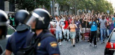 Echan de  Lavapiés a los antidisturbios.