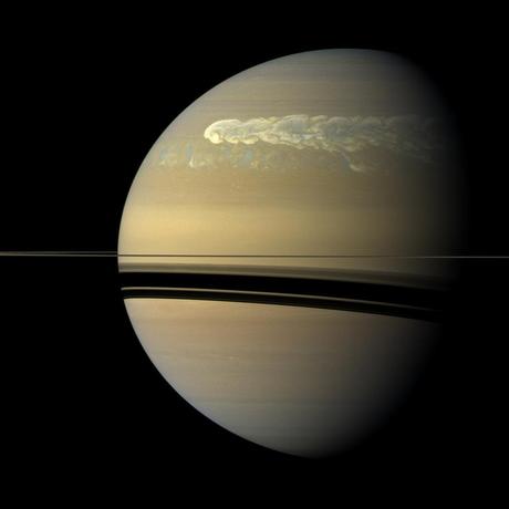 Cassini capta imágenes y sonidos de una gran tormenta en Saturno
