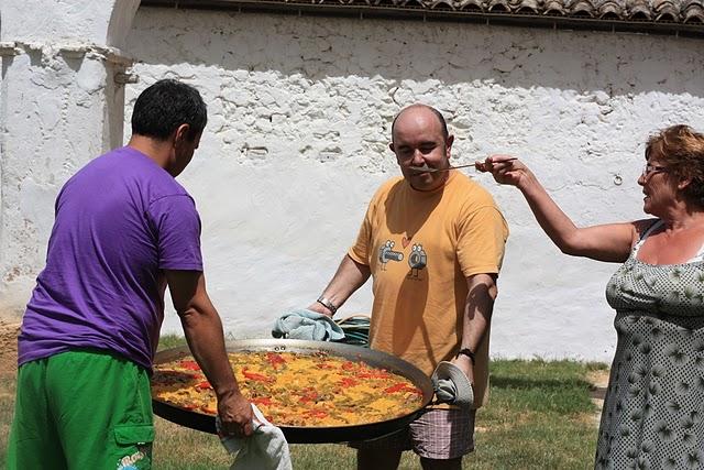 Paella de pollo y conejo para 75 personas