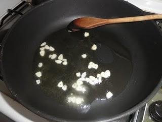 Lomos de merluza con gambas al vino blanco