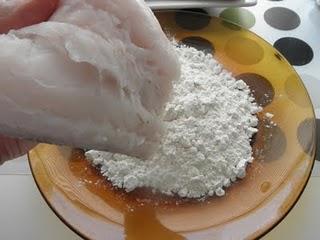 Lomos de merluza con gambas al vino blanco