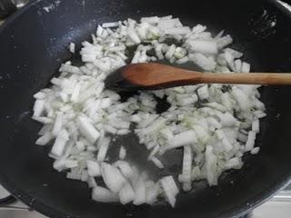 Lomos de merluza con gambas al vino blanco