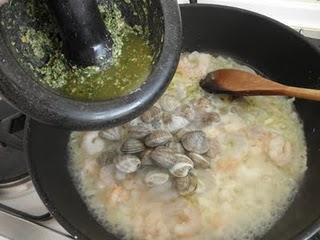 Lomos de merluza con gambas al vino blanco