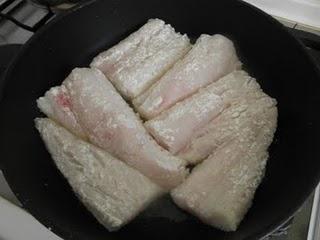 Lomos de merluza con gambas al vino blanco