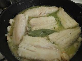 Lomos de merluza con gambas al vino blanco