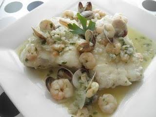 Lomos de merluza con gambas al vino blanco
