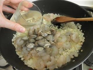 Lomos de merluza con gambas al vino blanco