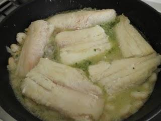 Lomos de merluza con gambas al vino blanco