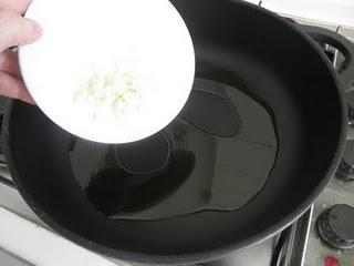 Lomos de merluza con gambas al vino blanco