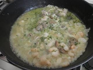 Lomos de merluza con gambas al vino blanco