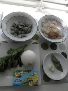 Lomos de merluza con gambas al vino blanco