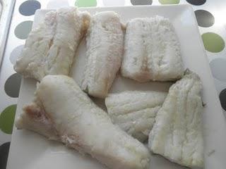 Lomos de merluza con gambas al vino blanco