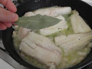 Lomos de merluza con gambas al vino blanco