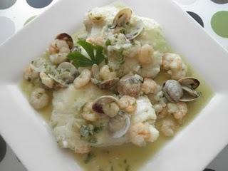 Lomos de merluza con gambas al vino blanco