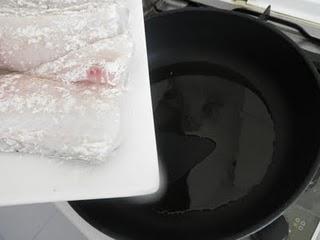 Lomos de merluza con gambas al vino blanco