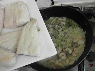 Lomos de merluza con gambas al vino blanco