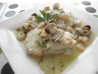 Lomos de merluza con gambas al vino blanco